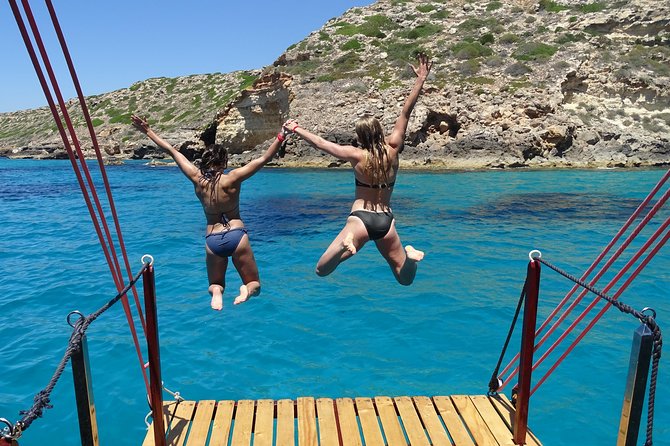 Barca Samba: The best boat experience in Mallorca - Live guitar, DJ sets, and the ride home