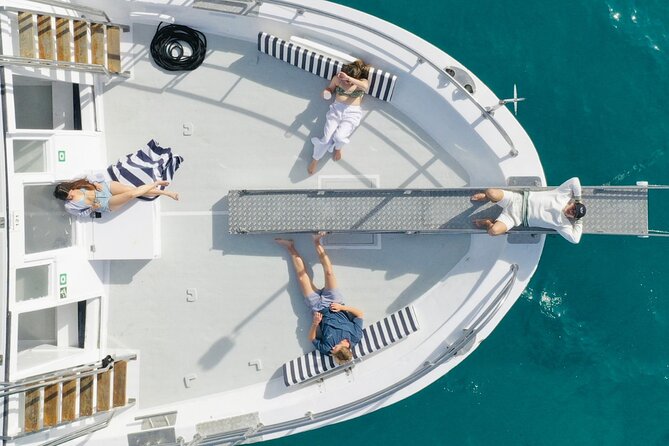 Boat tour of the Bay of Palma with snorkeling and drink - Drinks, music, and the social atmosphere