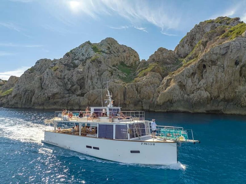 Cala Rajada: Boat Excursion with Drinks and Food - The captain’s entertaining touch