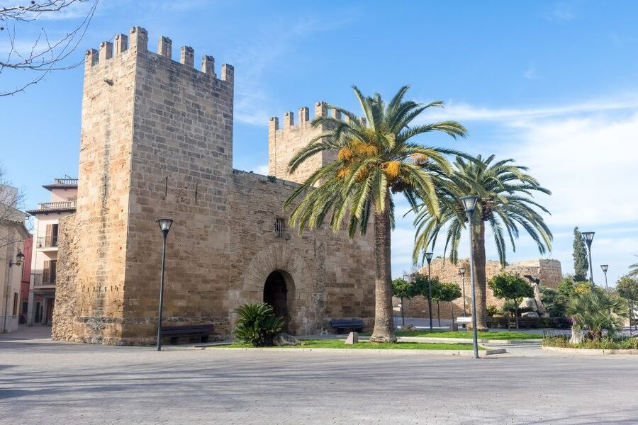 Cap de Formentor: Market, Beach, and Alcudia Tour - Alcudia’s walls and old streets
