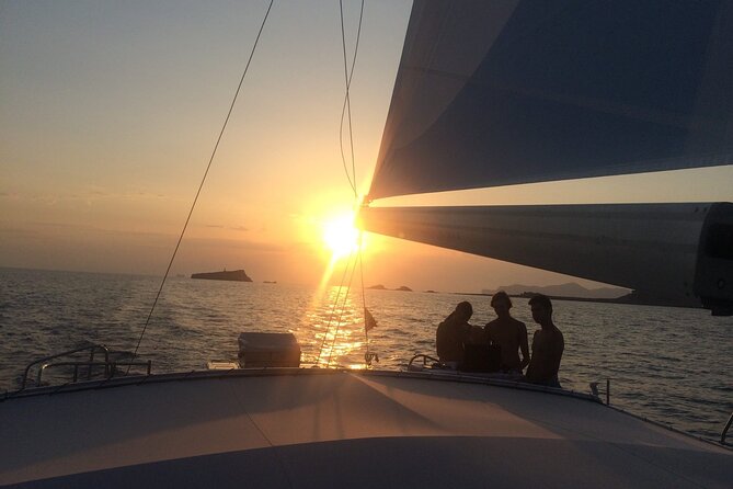 Catamaran sailing at sunset with tapas Palma de Mallorca - What the group size means on deck