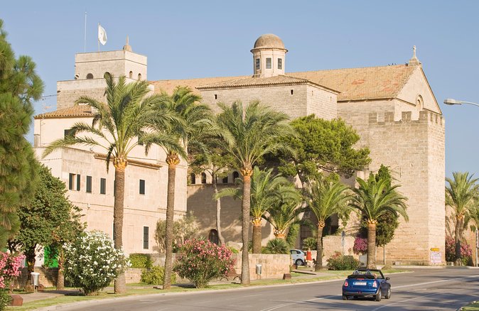 Discover Alcudia old town on a private walking tour - Walking Alcudia’s old quarter and main square