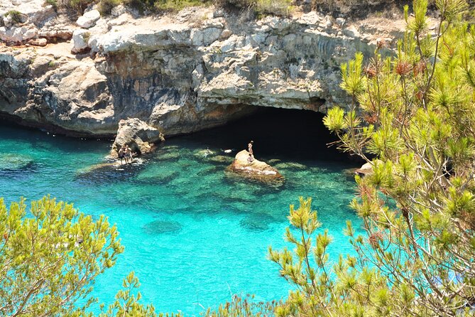 Discover Cala des Moro and S’Almunia the smart way - Guides make the difference
