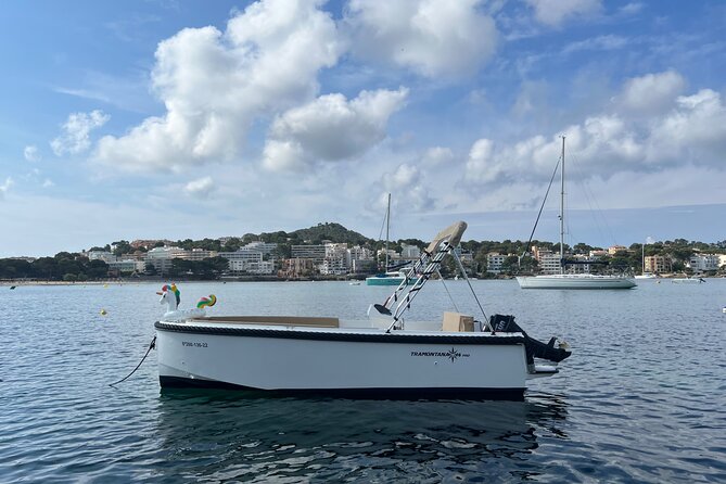 License free boat rental around the coast of santa ponsa - The Safety Briefing Comes First