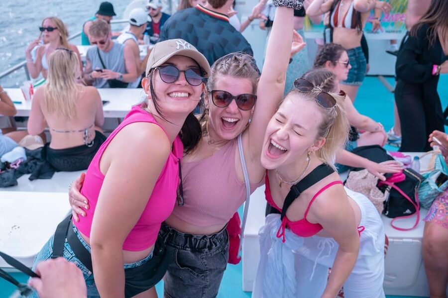 Mallorca: Boat Party with DJ, Buffet and Entertainment - Paella lunch on the return run