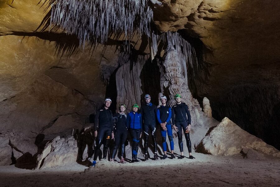 Mallorca: Cala Romántica Cliff Hike and Sea Cave Tour - The 45-Minute Cliff Hike