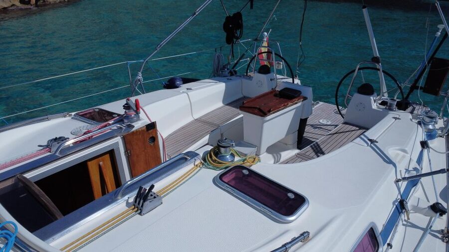 Mallorca: Cala Vella Boat Tour with Swiming, Food, & Drinks - A sailing boat rather than a simple harbor cruise