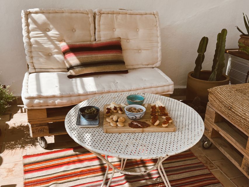 Mallorca: Gastronomic Wine Tasting & Local Delicacies - Learning to smell, taste, and judge wine