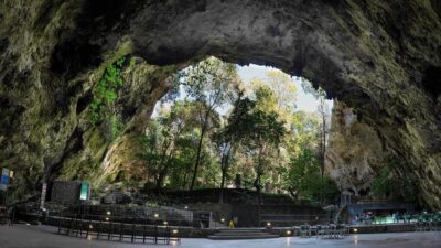 Half-Day Hams’ Caves Tour with Pearl Shop Visit