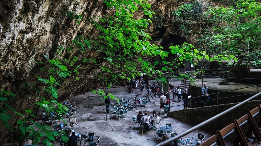 Mallorca: Half-Day Hams' Caves Tour with Pearl Shop Visit - Who will enjoy this five-hour outing?
