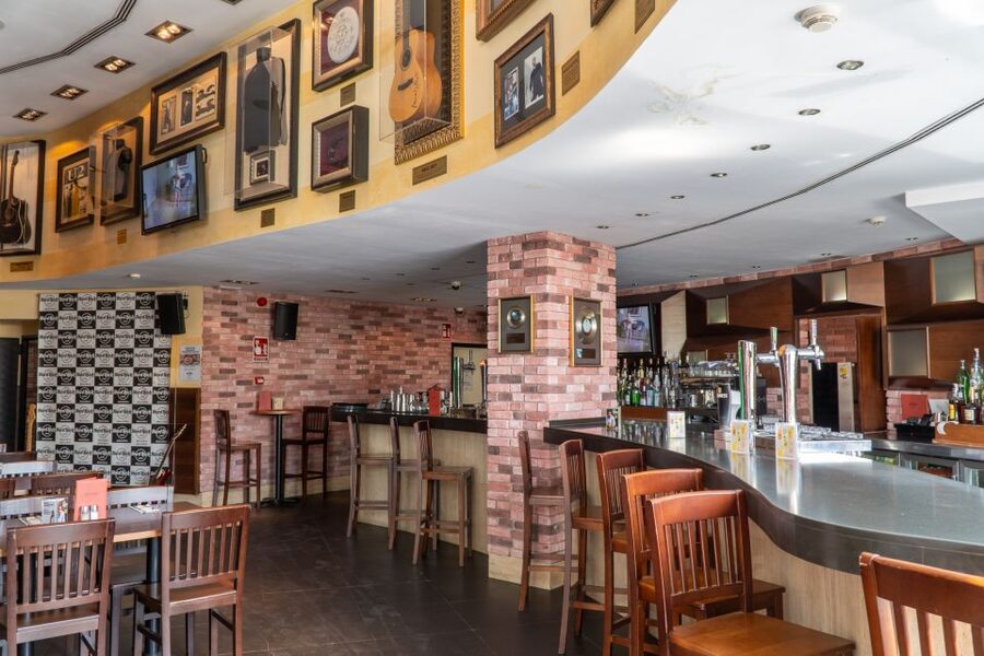 Mallorca: Hard Rock Cafe Entrance with Lunch or Dinner - Who Should Book This Meal?