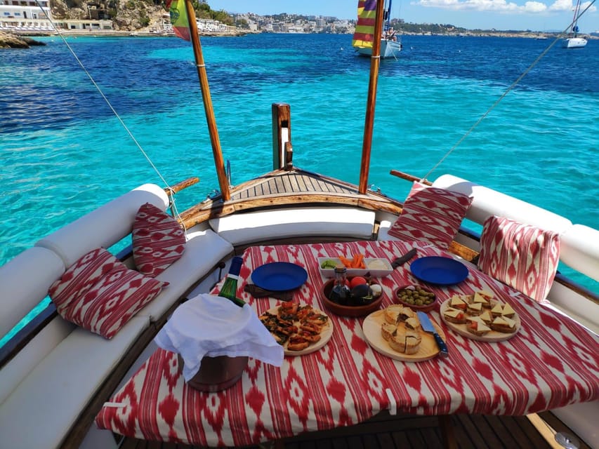 Mallorca: Llaüt Excursion around Palma with food and drinks - A private boat for the right kind of group