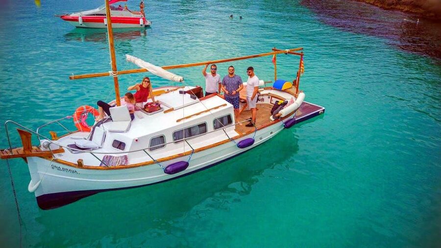 Mallorca: Llaüt Excursion around Palma with food and drinks - Cala Comtesa: the first long swim stop