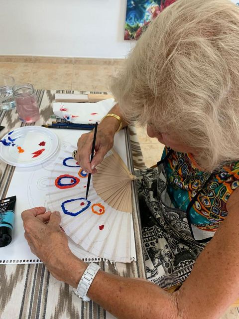 Mallorca/Porto Cristo: Design your own Spanish hand fan - Designing fabric and wood into a personal souvenir