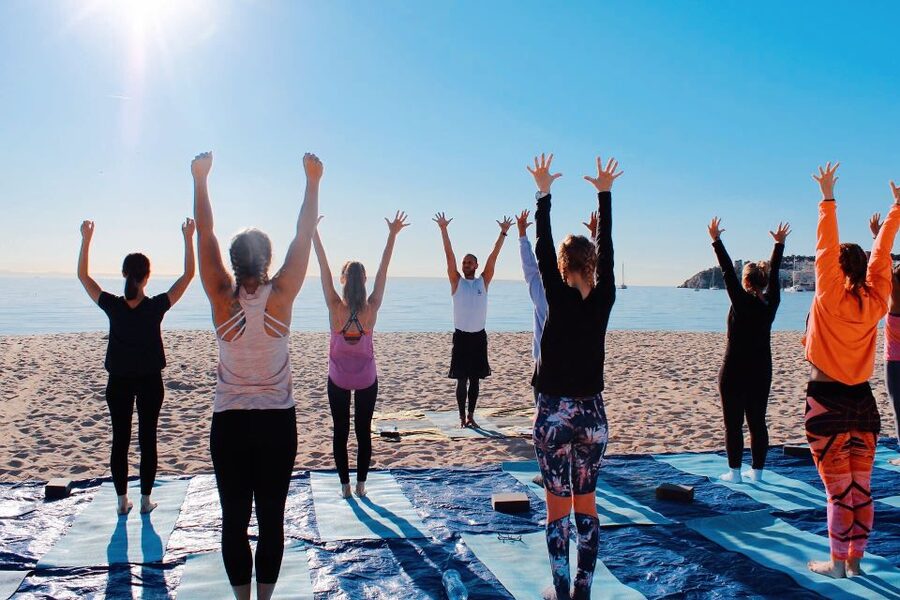 Mallorca: Yoga and Brunch on Palmanova Beach - The instructors and teaching style
