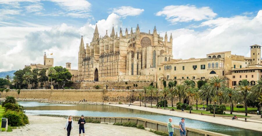 Palma: Cathedral of Mallorca Skip-the-Line Entry Ticket - Entering La Seu with a phone ticket