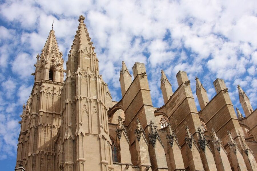 Palma: City, Cathedral and Valldemossa with pick up service - Palma arrival and the old-center walk