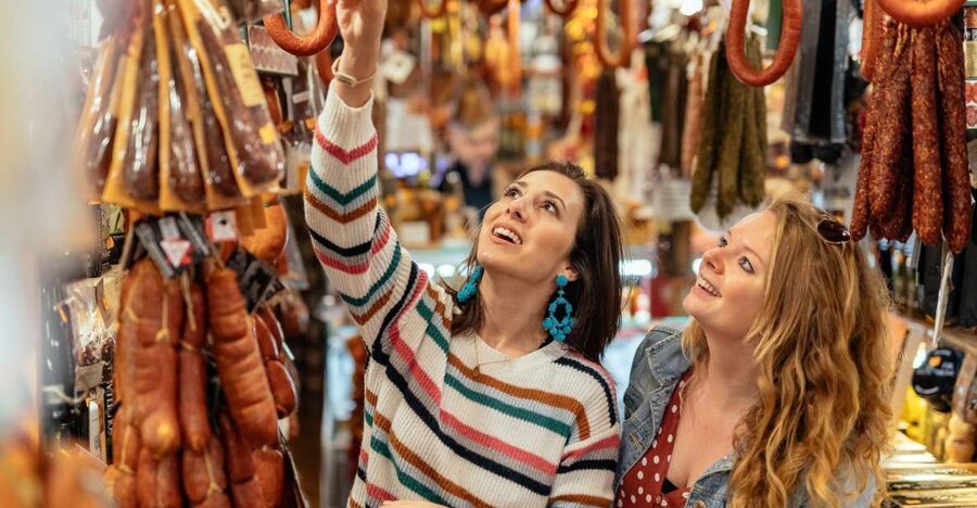 Palma de Mallorca: 10 Tastings Private Food Tour - Palma on foot, with a plate in hand