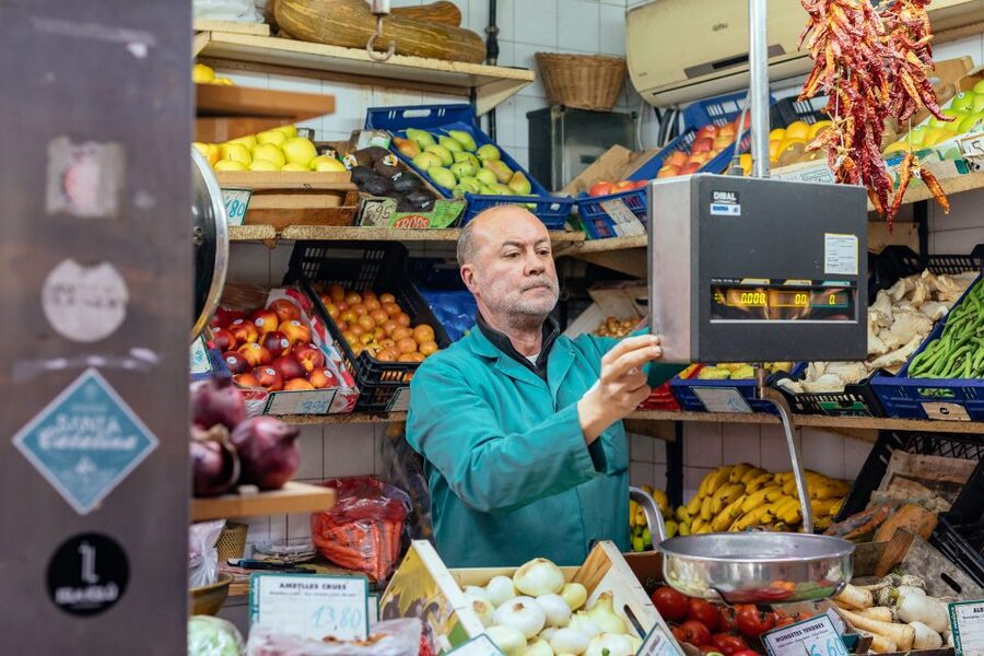 Palma de Mallorca: 10 Tastings Private Food Tour - Palma’s old town between bites