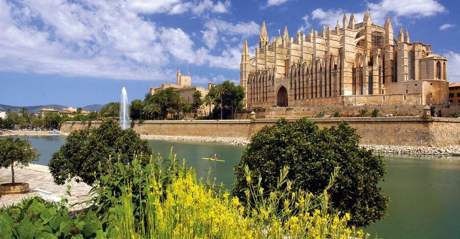 Palma de Mallorca: City Walking Tour with The Cathedral - The rose window, central nave, and Barceló chapel