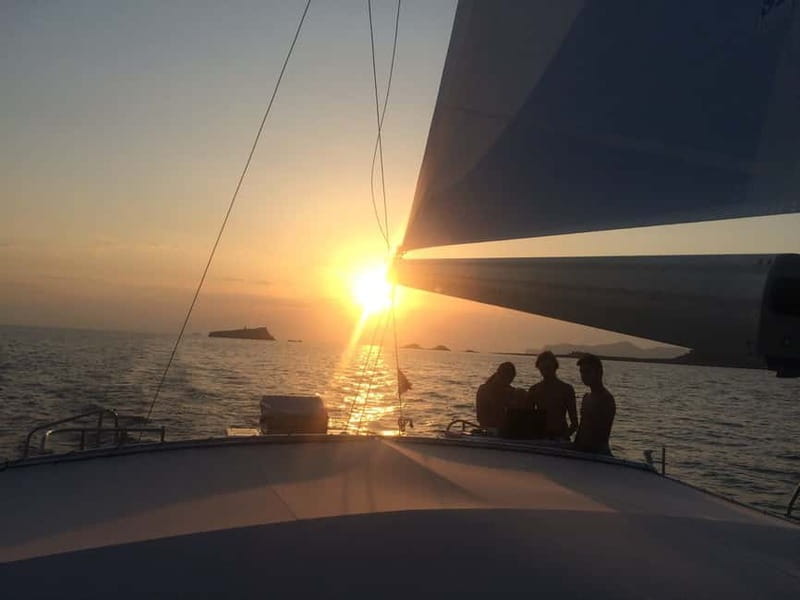 Palma de Mallorca: Deluxe Catamaran Sailing Tour with Meal - Is the Oasis catamaran worth $88?