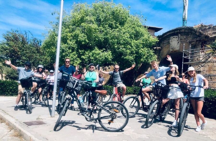 Palma de Mallorca: Guided Bicycle Tour - La Lonja and the return ride