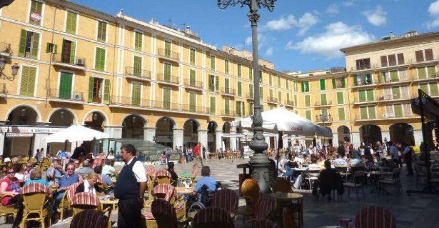 Palma de Mallorca: Guided Tour of the Old Town - A market stop with a taste of local life