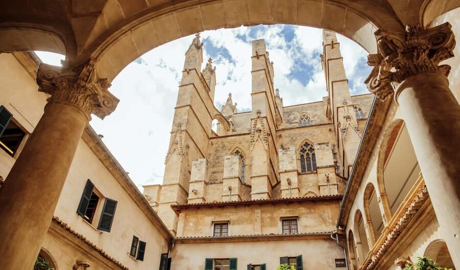 Palma de Mallorca: Old Town and Cathedral Tour - What you’ll see inside Palma Cathedral