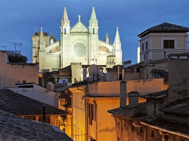 Palma de Mallorca: Old Town Atmospheric Evening Tour - Almudaina Palace and the city’s layers of power