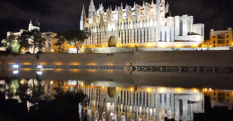 Palma de Mallorca: Old Town Atmospheric Evening Tour - La Llotja and Consolat del Mar by evening light