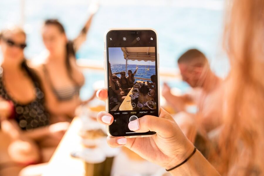 Palma de Mallorca: Palma Bay Boat Tour with Snorkeling - Pizza, water, and the included lunch