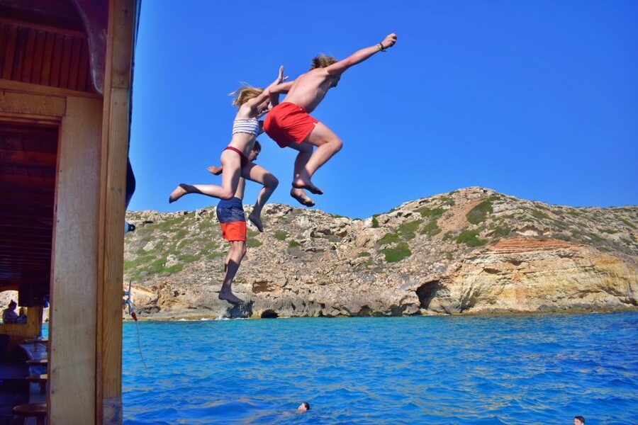 Palma de Mallorca: Palma Bay Boat Tour with Snorkeling - DJ, guitar, and the party atmosphere