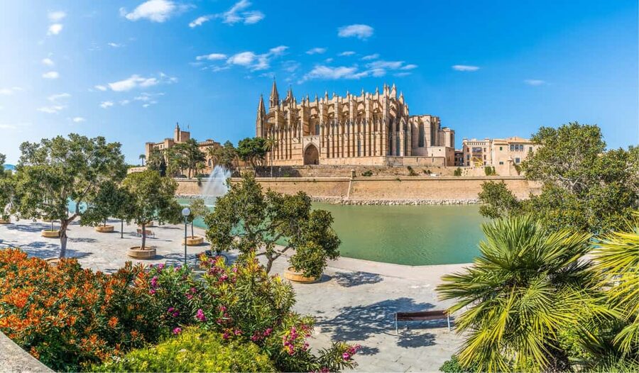 Palma de Mallorca: Small-Group Tour & Fast-Track Cathedral - La Almudaina and the Royal Gardens
