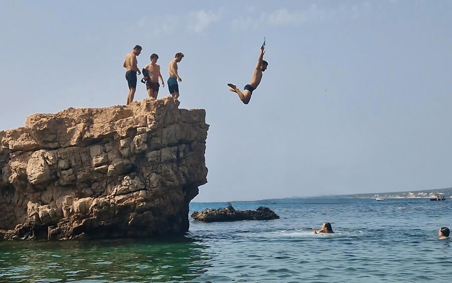 Palma de Mallorca: SmallGroup Tour by Locals in Hidden Coves - The forest path and first secret cove