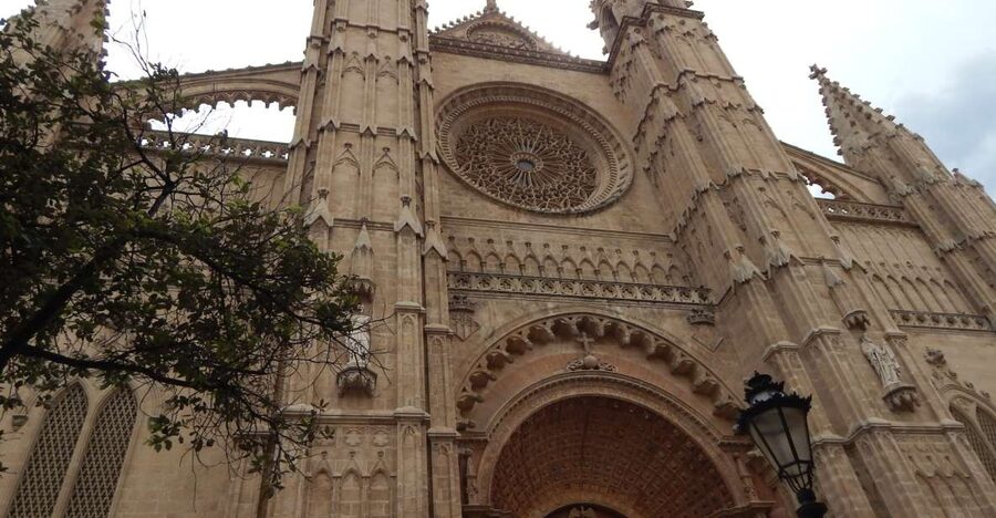 Palma: Old Town Walking Tour & Cathedral Skip-the-Line - Entering La Seu without the ticket queue