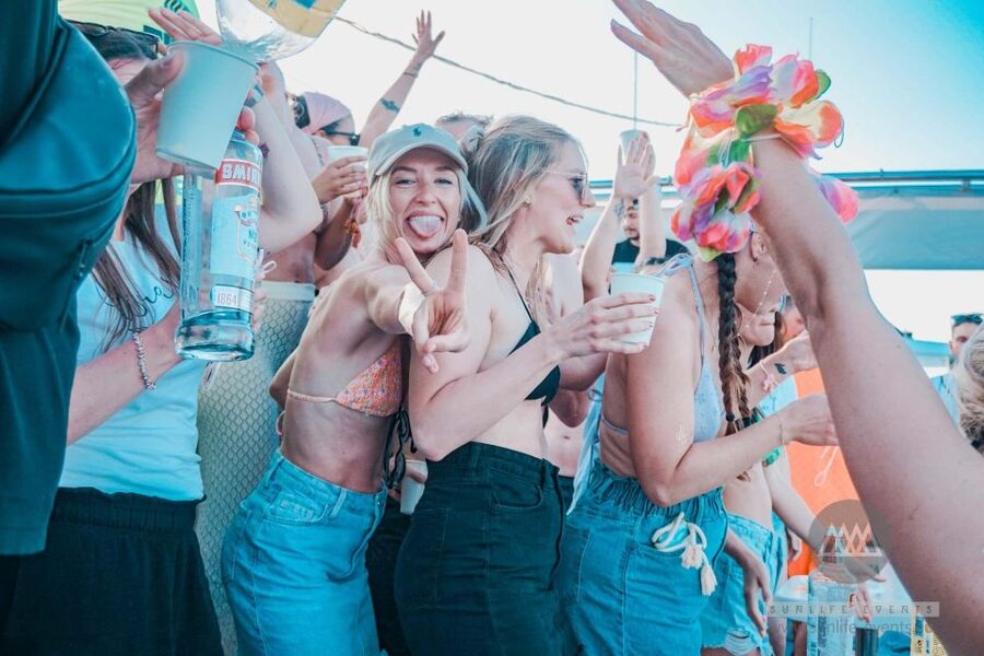 Playa de Palma: Boat Party with DJ, Buffet and Entertainment - Starting in Playa de Palma and reaching the port
