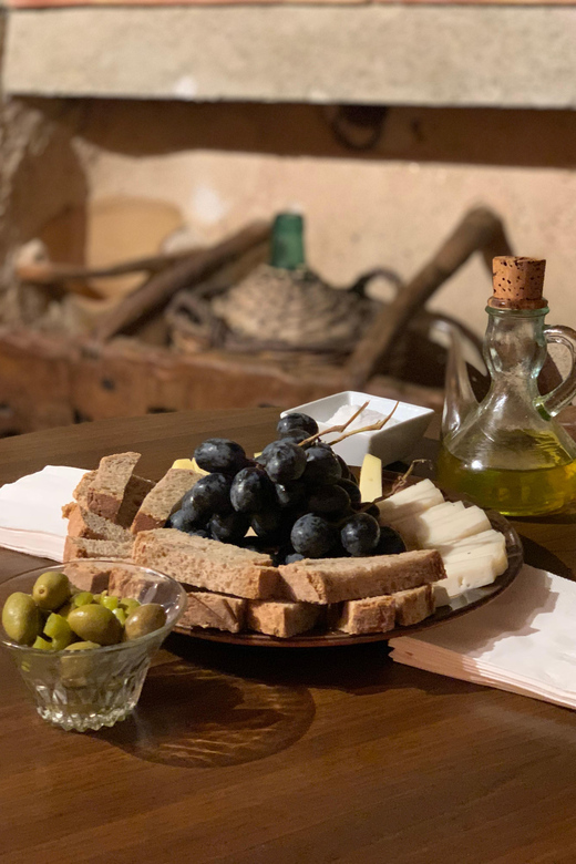 Private tour: Wine and tapas, experience real Mallorca - Homemade Mallorcan tapas with the tasting