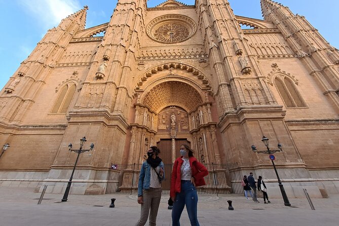 Private walking tour in Palma de Mallorca with local guides. - Why the private format matters