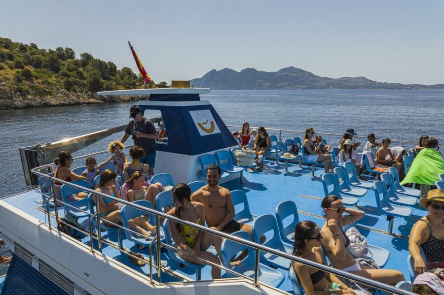 Puerto Pollença: Ferry to Formentor Beach - Booking and arrival tips
