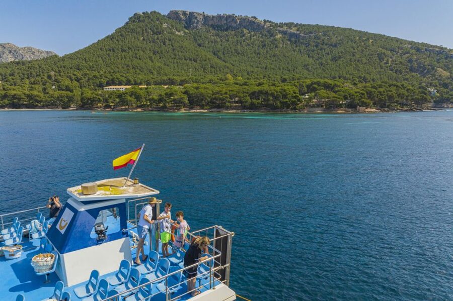 Puerto Pollença: Ferry to Formentor Beach - Formentor Beach: clear water and a busy shoreline