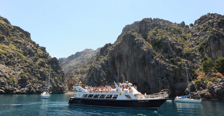 Sóller: Boat Trip to Sa Calobra and Torrent de Pareis - Arriving at the small cove of Sa Calobra