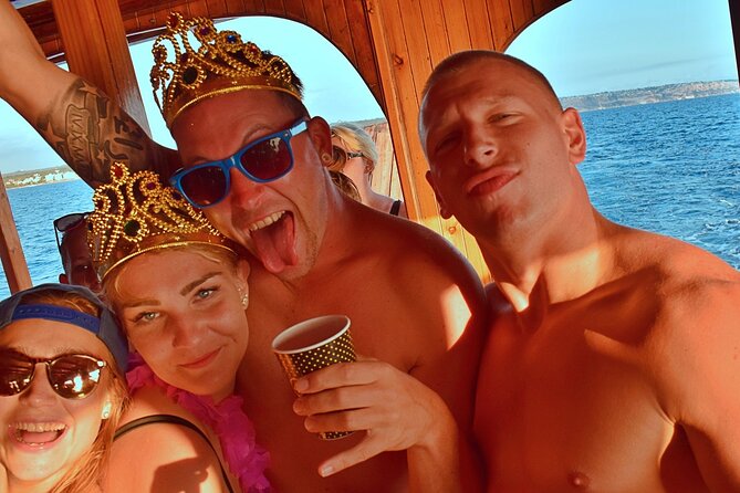Sunset Tour Mallorca: Sunset boat trip with music & good atmosphere - Pizza, water, and the bar
