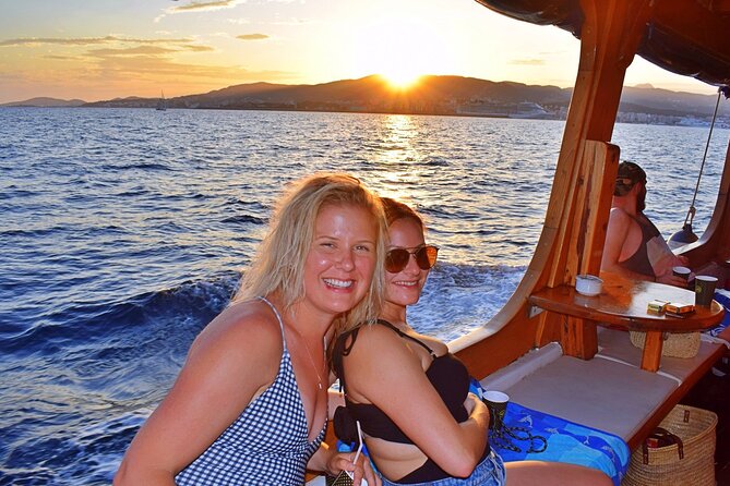 Sunset Tour Mallorca: Sunset boat trip with music & good atmosphere - The Cala Blava anchor stop