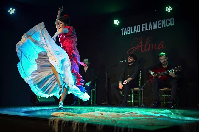 Tablao Flamenco Alma - Live Flamenco Show - The singer and guitarist set the mood